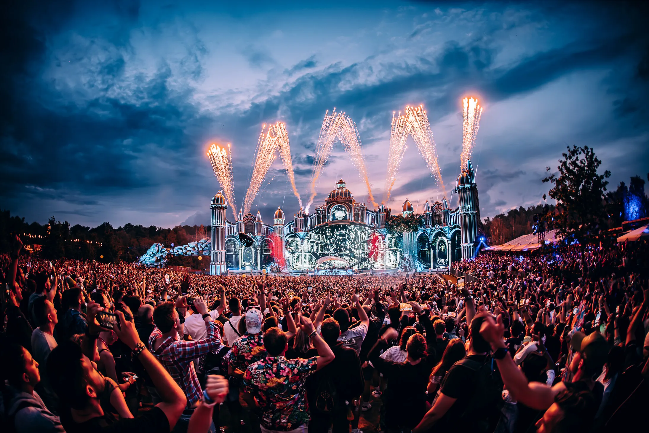 VELO* AND TOMORROWLAND LAUNCH "ECHOES OF TOMORROWLAND" TO BRING THE MUSIC FESTIVAL EXPERIENCE TO FANS AROUND THE WORLD