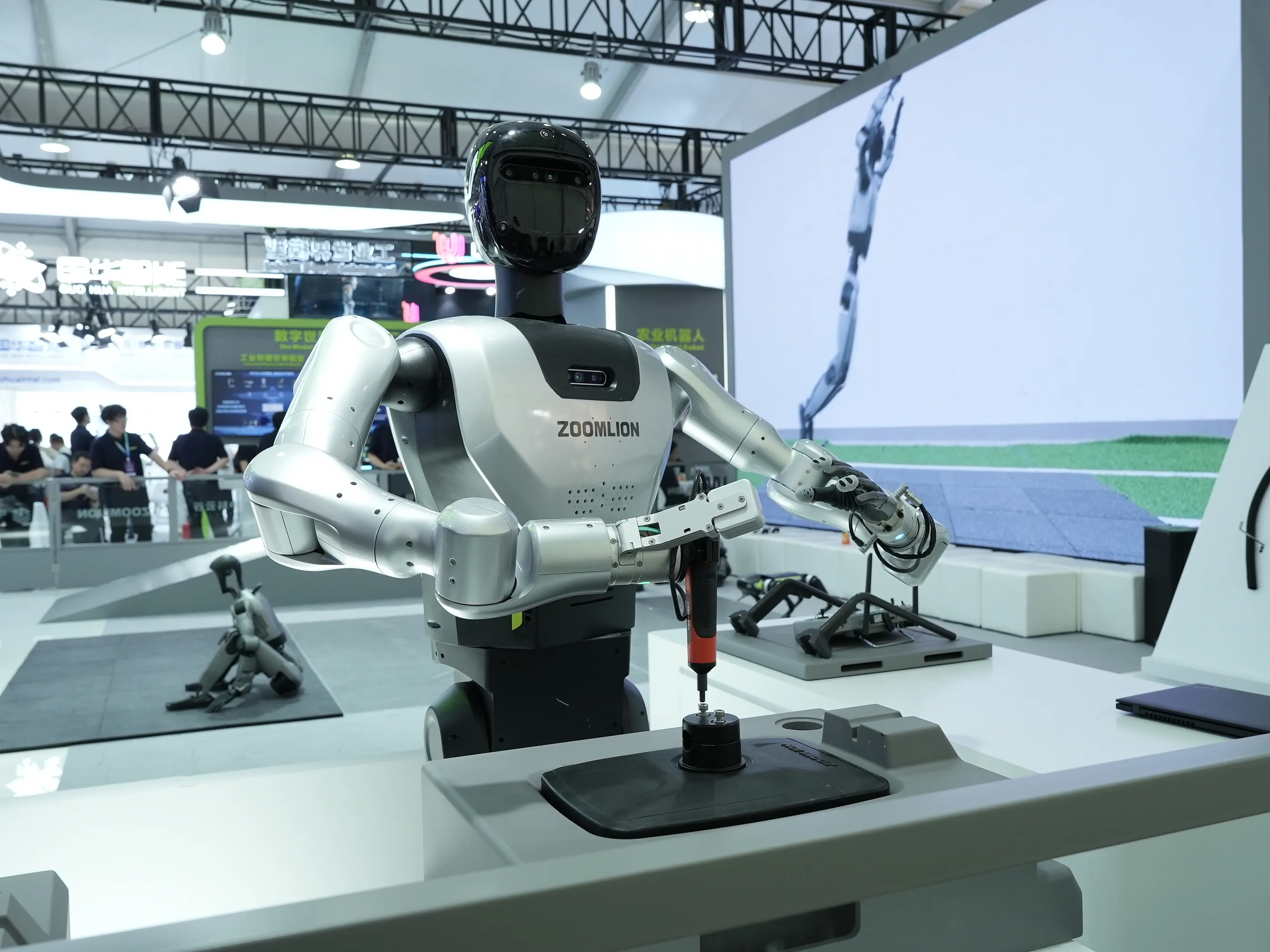 2026 World Robot Conference: Zoomlion Showcases Industrial Embodied Intelligence